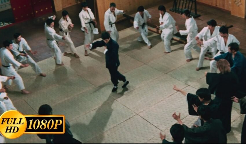 Bruce Lee beats up all the students of the Japanese martial arts school at once / Fist of Fury