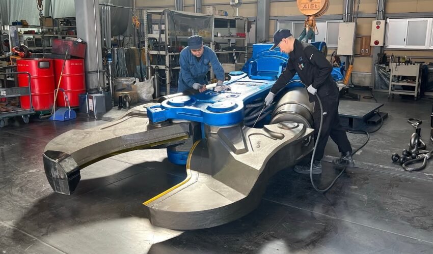 Process of making a huge hydraulic crusher. A production factory for giant crushers in Japan.