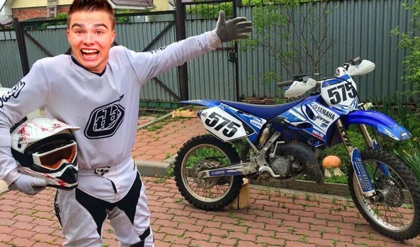 Biker Red Man Started Race Motocross on Motorcycle Yamaha w/ Funny Motorcyclist