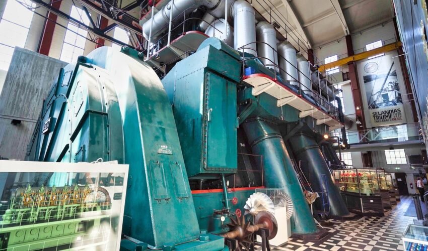 Starting The BIGGEST DIESEL ENGINE On Earth | 22.000 hp B&W 2000 COLD START