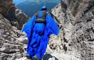 Wingsuit Flight – straight & steep line