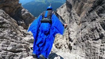 Wingsuit Flight – straight & steep line