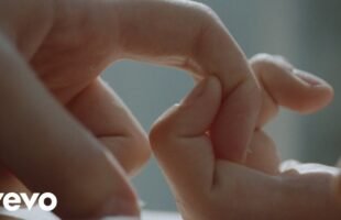 Carly Rae Jepsen – Motivation (Official Music Video)