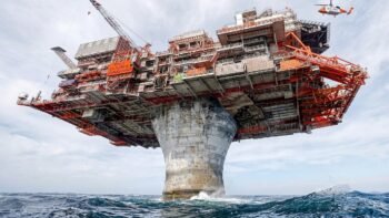 The Risky Life Inside Gigantic Offshore Rigs Built in Middle of the Ocean
