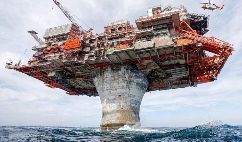 The Risky Life Inside Gigantic Offshore Rigs Built in Middle of the Ocean