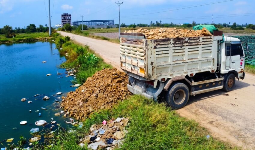 HEAVY MACHINERY OPERATION!! SKILLS FULL DUMPING SOIL & DH17C3 SHANTUI BULLDOZER IN ACTIONS!