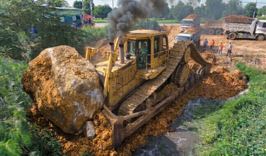 OMG! WATCH AN INCREDIBLE HEAVY EQUIPMENT OPERATION AS A MASSIVE DUMP TRUCK UNLOADS TONS OF ROCKS!
